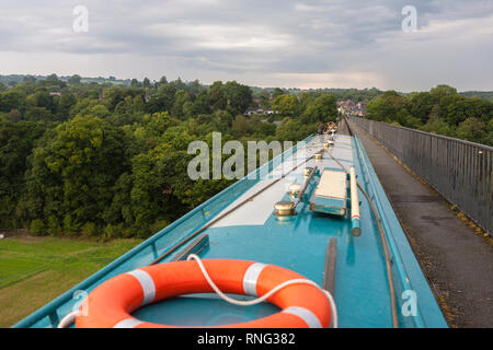 Narrowboat auf Pontcysllyte Aquädukt, Llangollen Kanal, Wrexham Wales Stockfoto