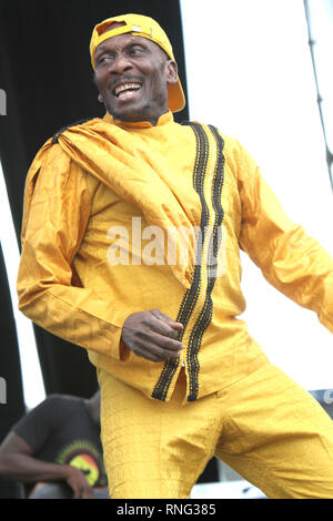 Jamaikanischer reggae Sänger, Musiker und Schauspieler, Jimmy Cliff ist dargestellt auf der Bühne während der "Live"-Konzert aussehen. Stockfoto