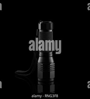 Schwarz metallic Taschenlampe auf einem dunklen Hintergrund. Stockfoto