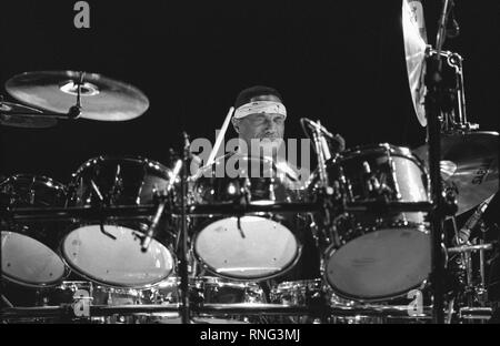 Der Schlagzeuger Billy Cobham ist dargestellt auf der Bühne während einer "live"-Konzert aussehen. Stockfoto