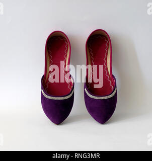 Typische pakistanische Schuhe für Frauen, fuchsia Farbe Stockfoto