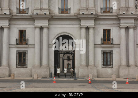 Schutzvorrichtungen an der Palacio de la Moneda, dem Präsidentenpalast, Santiago, Chile Stockfoto