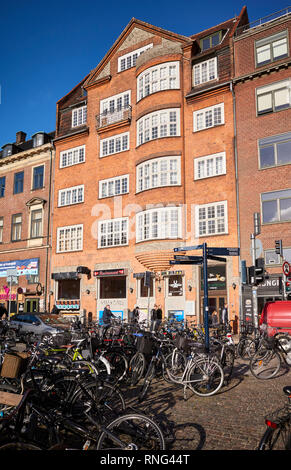 Kopenhagen, Dänemark - Oktober 22, 2018: Fahrräder geparkt am Gammeltorv (alter Markt), älteste Platz in Kopenhagen. Stockfoto