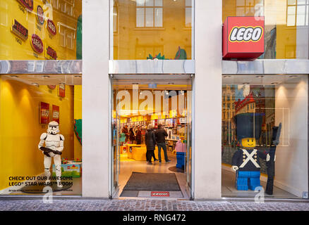 Kopenhagen, Dänemark - 22. Oktober 2018: Vorderansicht des LEGO Store Kopenhagen Eingang. Stockfoto