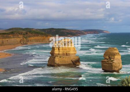 Klippen und Felsen der Zwölf Apostel an der Südküste von Australien Stockfoto