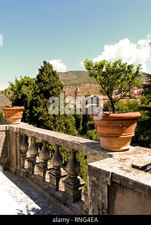 Villa d'Este, Tivoli: Balkon mit Terrakotta-Töpfen Stockfoto