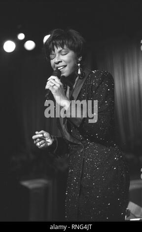 Sängerin Natalie Cole ist dargestellt auf der Bühne während einer "live"-Konzert aussehen. Stockfoto