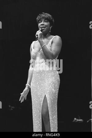 Sängerin Natalie Cole ist dargestellt auf der Bühne während einer "live"-Konzert aussehen. Stockfoto