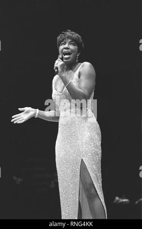 Sängerin Natalie Cole ist dargestellt auf der Bühne während einer "live"-Konzert aussehen. Stockfoto