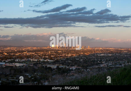 Blick auf die Innenstadt von Los Angeles Skyline von Baldwin HiIls in Los Angeles, CA Stockfoto