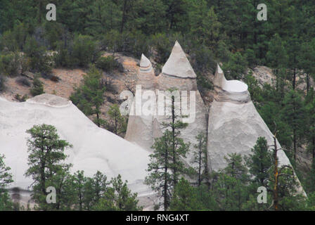 Diese wunderschön einzigartig geformte Gipfel sind Form, die durch die Erosion der Bimsstein und vulkanischen Tuff. An der Kasha Katuwe Tent Rocks National Monum fotografiert. Stockfoto