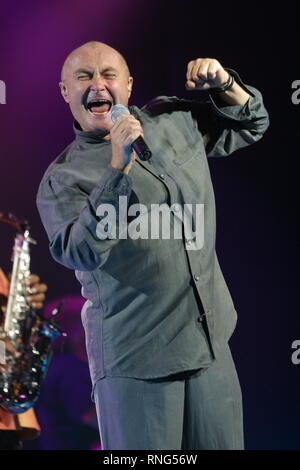 Musiker Phil Collins wird gezeigt auf der Bühne während einer "live"-Konzert aussehen. Stockfoto