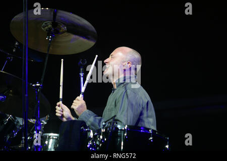 Musiker Phil Collins wird gezeigt auf der Bühne während einer "live"-Konzert aussehen. Stockfoto