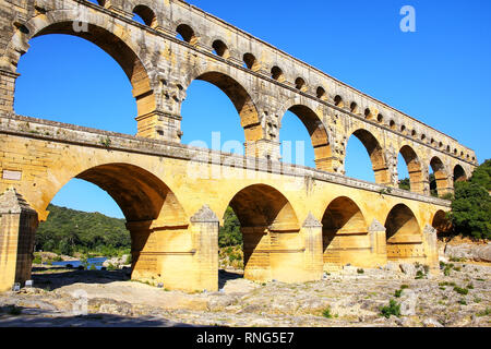 Aquädukt Pont du Gard in Südfrankreich. Es ist die höchste aller erhöhten römischen Aquädukte. Stockfoto