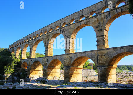 Aquädukt Pont du Gard in Südfrankreich. Es ist die höchste aller erhöhten römischen Aquädukte. Stockfoto