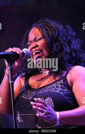 Blues Sängerin Shemekia Copeland dargestellt singen auf der Bühne während eines 'live' im Konzert. Stockfoto