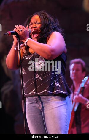 Blues Sängerin Shemekia Copeland dargestellt singen auf der Bühne während eines 'live' im Konzert. Stockfoto