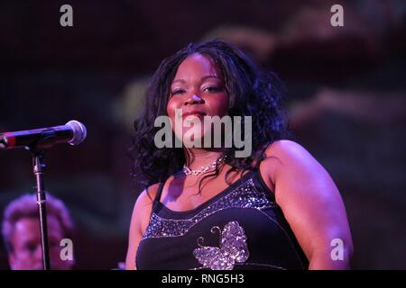 Blues Sängerin Shemekia Copeland dargestellt singen auf der Bühne während eines 'live' im Konzert. Stockfoto