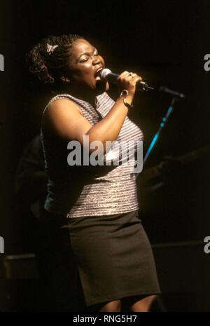 Blues Sängerin Shemekia Copeland dargestellt singen auf der Bühne während eines 'live' im Konzert. Stockfoto