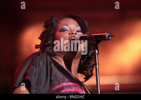 Blues Sängerin Shemekia Copeland ist dargestellt auf der Bühne während eines 'live' im Konzert auftreten. Stockfoto