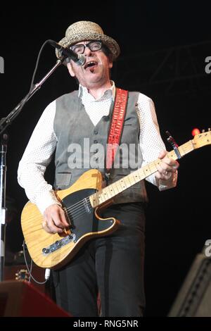 Sänger und Songwriter Elvis Costello ist dargestellt auf der Bühne während einer "live"-Konzert aussehen. Stockfoto