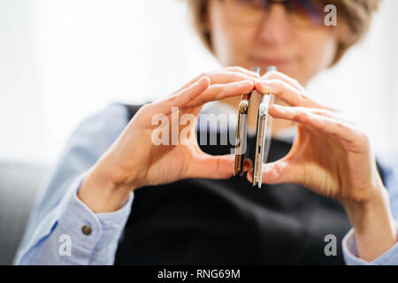 PARIS, Frankreich, 2. Okt. 2018: Tech Business woman vergleichen Sie die Dicke des neuen Apple iPhone Xs siw Xs Max Smartphone Telefon von Apple Computer Stockfoto