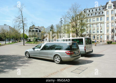 PARIS, Frankreich, 17.April 2013: Mercedes-Benz Leichenwagen verwendet, um die Tote im Sarg oder Sarg vor der Kirche geparkt zu tragen Stockfoto