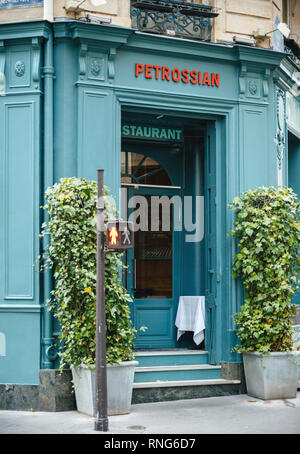 PARIS, Frankreich, 21. MAI 2016: blaue Fassade des Petrossian fische Kaviar Restaurant im Zentrum von Paris. Stockfoto