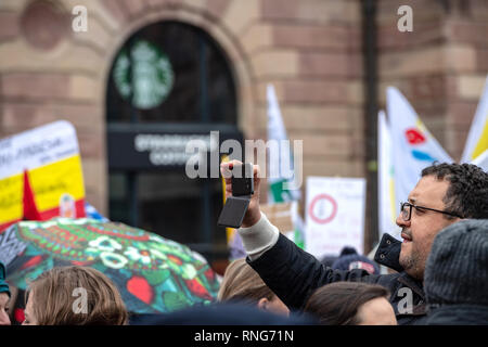 Straßburg, Frankreich - Mar 22, 2018: die Menschen, die sich in Place Kleber Platz während der CGT Allgemeiner Verband der Arbeit demonstration Protest gegen Längestrich französische Regierung string der Reformen - Mann, Foto auf dem Smartphone Stockfoto