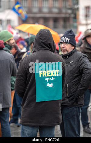 Straßburg, Frankreich - Mar 22, 2018: die Menschen, die sich in Place Kleber Platz während der CGT Allgemeiner Verband der Arbeit demonstration Protest gegen Längestrich französische Regierung string der Reformen - Mann mit Frexit Zeichen auf der Rückseite seiner Jacke Stockfoto