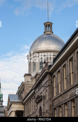 Marche Bonsecours in Montreal, Quebec, Kanada, der an einem sonnigen Nachmittag, mit dem alten Wappen der Stadt. Bonsecours Market ist einer der wichtigsten Ein Stockfoto