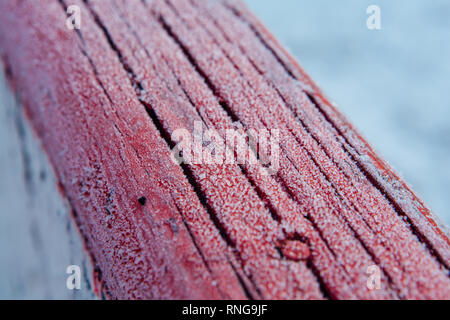 Holzbretter mit Eiskristallen im frühen Winter morgen abgedeckt Stockfoto