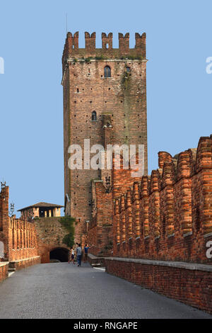 Verona, Venetien, Italien, 12. September 2018: Fußgänger-Pfad auf dem Castelvecchio Ponte Scaligero über die Etsch in Verona mit Blick auf. Stockfoto