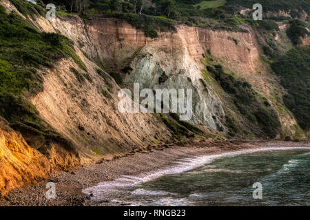 Steilküste von Bluff Cove bei Sonnenuntergang mit Wellen, die auf der felsigen Strand unterhalb, Palos Verdes Estates, Kalifornien Robuste Stockfoto