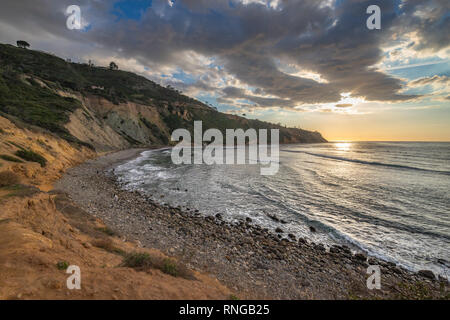 Aussichtspunkt der südlichen Kalifornien Küste bei Sonnenuntergang mit dramatischen Wolken im Himmel, Bluff Cove, Palos Verdes Estates, Kalifornien Stockfoto