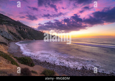 Lange Belichtung Foto des südlichen Kalifornien Küste nach Sonnenuntergang mit dramatischen Wolken im Himmel, Bluff Cove, Palos Verdes Estates, Kalifornien Stockfoto