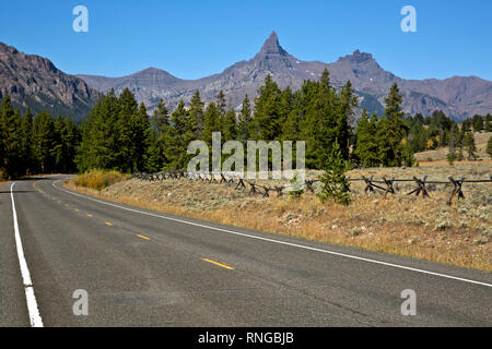 WY 03786-00 ... WYOMING - Der Beartooth Highway in der Clark Fork Yellowstone River Tal der Shoshone National Forest. Stockfoto