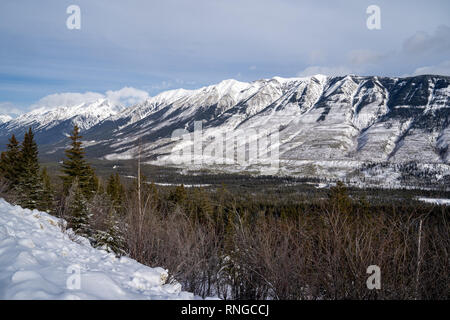 Kootenay Kreuzung szenischen Aussichtspunkt am Straßenrand pullout im Winter eine herrliche Aussicht auf den Kanadischen Rockies Stockfoto