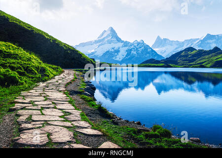 Malerischer Blick auf den See Bachalpsee in den Schweizer Alpen. Schneebedeckten Gipfel des Wetterhorns Rosenhorn, Mittelhorn und für den Hintergrund. Tal von Grindelwald, Schweiz. Landschaftsfotografie Stockfoto