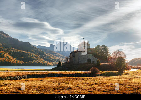 Erstaunlich Herbst sonniger Tag an Champferersee See in die Schweizer Alpen. Schloss von Mist da Sass, Silvaplana Dorf, Schweiz, Europa Stockfoto