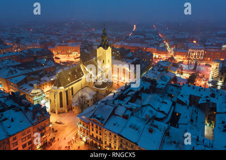 Lemberg im Winter. Malerische Abendlicher Blick auf das Stadtzentrum von der Oberseite des Rathauses. Osteuropa, Ukraine