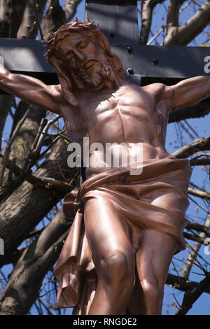 Edelstahl Kreuz mit Abbildung von Jesus Christus Stockfoto