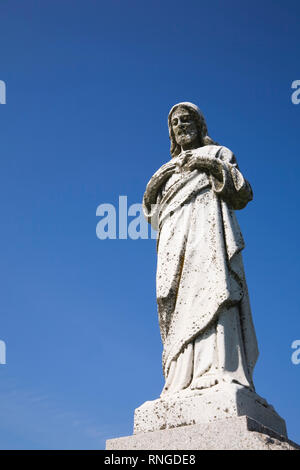 Nahaufnahme einer religiösen Figur auf einem Grabstein auf einem Friedhof Stockfoto