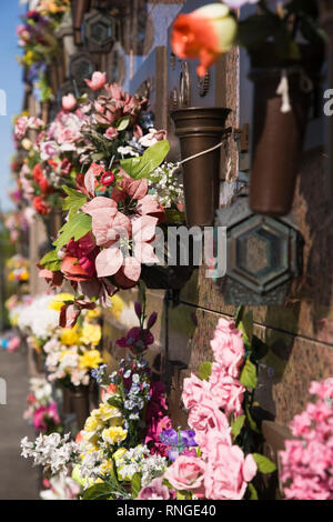 Seide Blumenarrangements, die ein columbarium Stockfoto