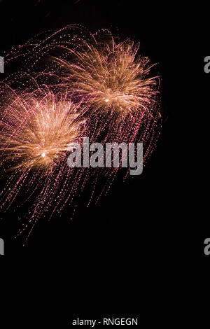 Rot, weiß und gold Feuerwerk in den Nachthimmel. Stockfoto