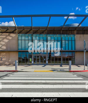 Ed Roberts Campus, Berkeley, Kalifornien, USA. Tagsüber, Farbe, Landschaft Foto des Campus am frühen Nachmittag, Licht, eine weiße Wolke im blauen Himmel. Stockfoto