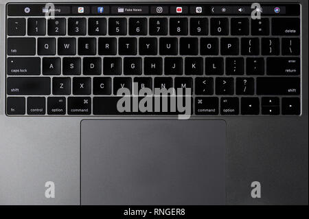 New York, USA - 14, 2019 Februar: Tastatur des Laptops mit Social Media gefälschte Nachrichten Nähe zu sehen. Stockfoto