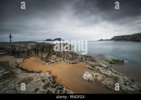Ballintoy Hafen ist ein kleiner Fischerhafen im County Antrim, Nordirland. Im Jahr 2011 Auch in dem berühmten Spiel der Throne TV-Serie. Stockfoto