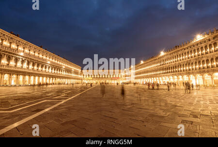 Piazza San Marco (Markusplatz) in der Nacht in Venedig, Italien Stockfoto