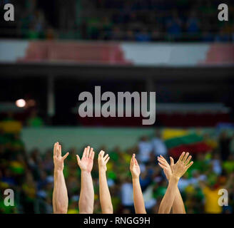 Die fans klatschen auf dem Podium des Stadions Stockfoto